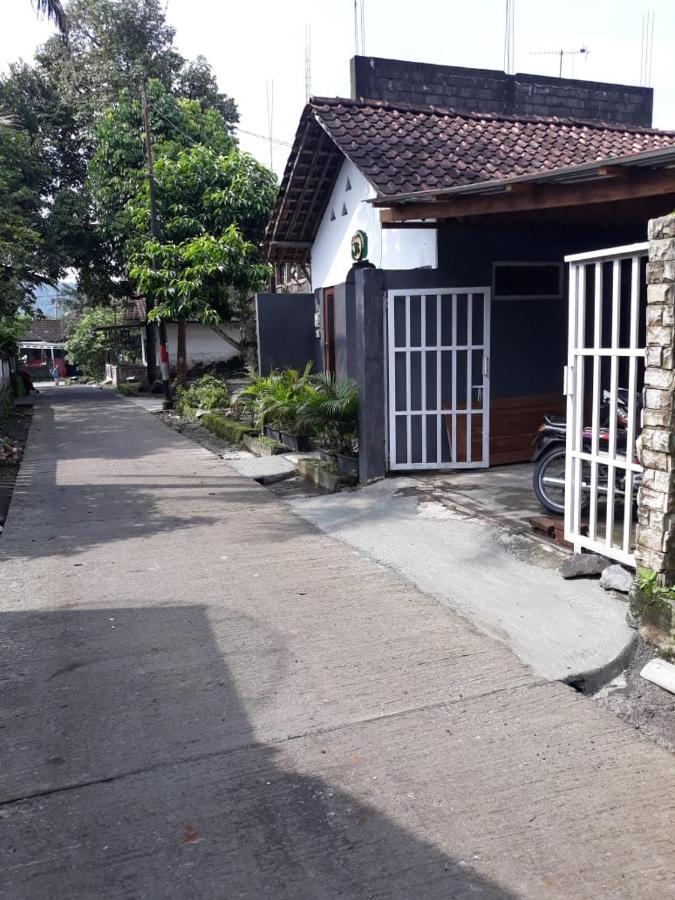 De Ikut Bojo Homestay Magelang Bagian luar foto